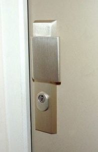 Porte avec poignée blindée