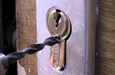 Ouverture de porte en perçant le cylindre